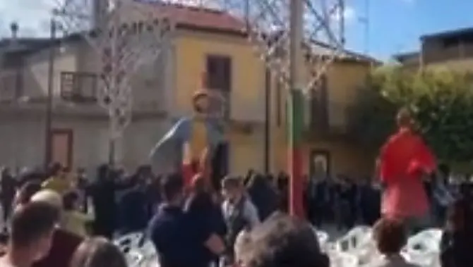 Calabria zona rossa ma Taurianova non rinuncia al ballo dei giganti tra la folla: video