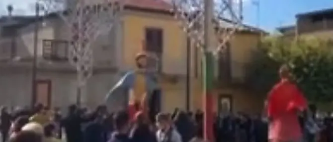 Calabria zona rossa ma Taurianova non rinuncia al ballo dei giganti tra la folla: video