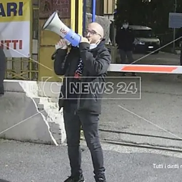 Cosenza, sit-in davanti all’ospedale: «La mala politica ha distrutto la sanità»