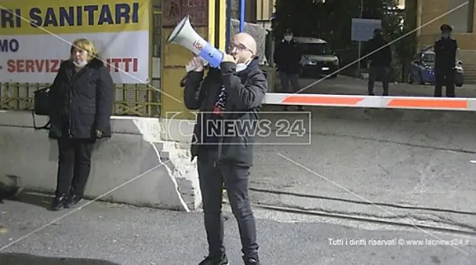 Cosenza, sit-in davanti all’ospedale: «La mala politica ha distrutto la sanità»