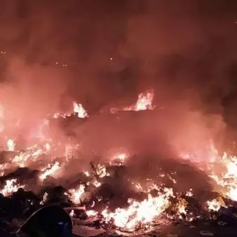 Incendio alle porte di Vibo Valentia, a fuoco cumuli di rifiuti