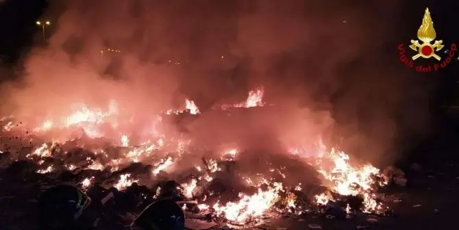 Incendio alle porte di Vibo Valentia, a fuoco cumuli di rifiuti