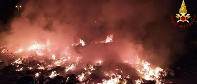 Incendio alle porte di Vibo Valentia, a fuoco cumuli di rifiuti