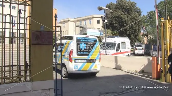 Cosenza, la denuncia dei medici: «Noi in guerra al pronto soccorso, i nostri colleghi in ferie»