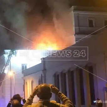 Reggio Calabria, vasto incendio nel palazzo che ospita la Corte d'appello