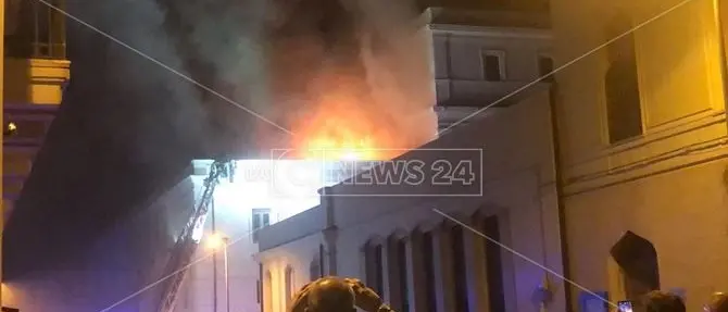 Reggio Calabria, vasto incendio nel palazzo che ospita la Corte d'appello