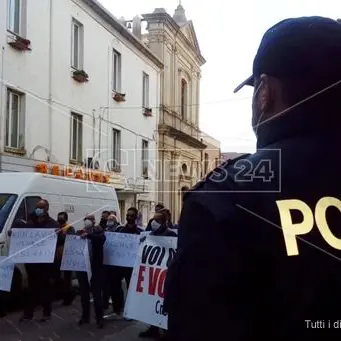 Vibo, sit-in di ambulanti e commercianti: «Solo Gratteri può tirarci fuori dal baratro»