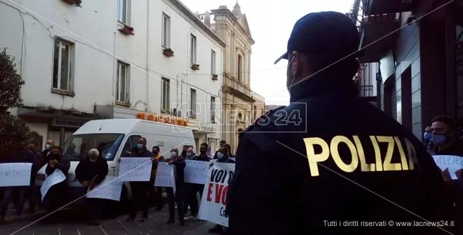 Vibo, sit-in di ambulanti e commercianti: «Solo Gratteri può tirarci fuori dal baratro»