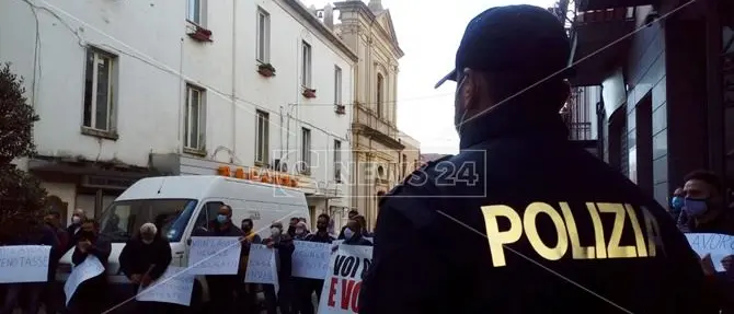 Vibo, sit-in di ambulanti e commercianti: «Solo Gratteri può tirarci fuori dal baratro»