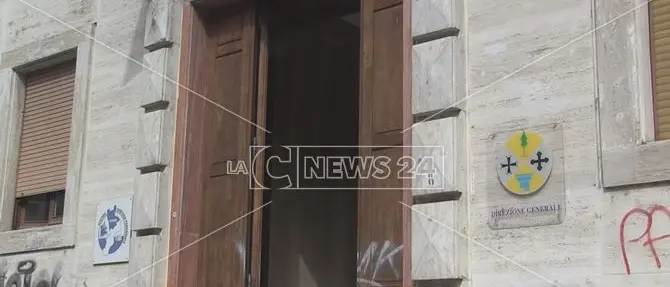 Silenzio o castigo: l'Asp di Cosenza minaccia sanzioni al personale che parla con la stampa