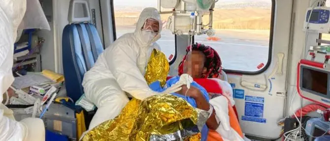 Lampedusa, migrante partorisce a bordo dell’elisoccorso