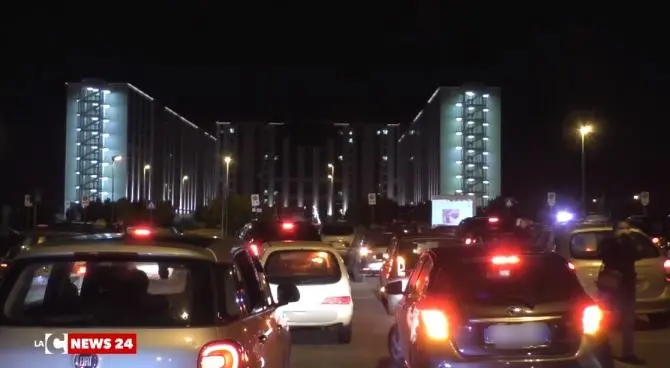 Disastro sanità, alla Regione Calabria protesta in modalità drive-in: video