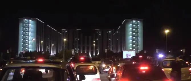 Disastro sanità, alla Regione Calabria protesta in modalità drive-in: video