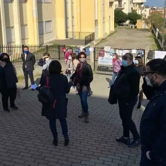 Coronavirus a Corigliano Rossano, scuole chiuse: protestano i genitori