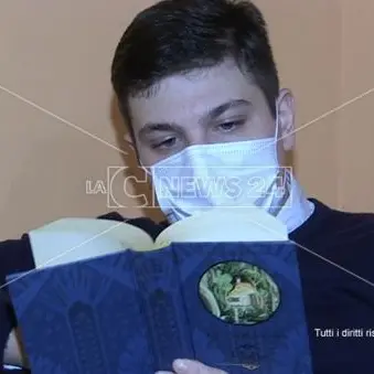 Chiuso in casa per la pandemia, Domenico scrive un libro a soli 15 anni