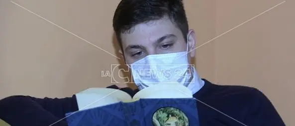 Chiuso in casa per la pandemia, Domenico scrive un libro a soli 15 anni