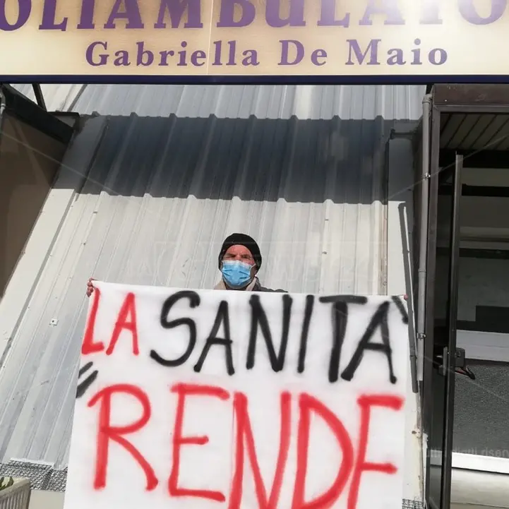 Protesta davanti il Poliambulatorio di Rende: «Potenziate la sanità pubblica»