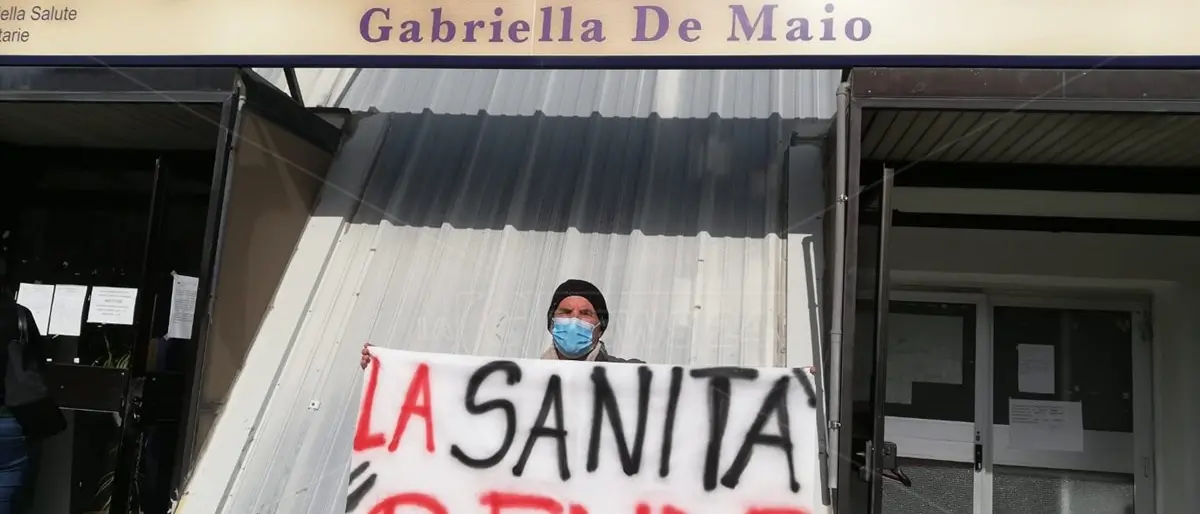 Protesta davanti il Poliambulatorio di Rende: «Potenziate la sanità pubblica»