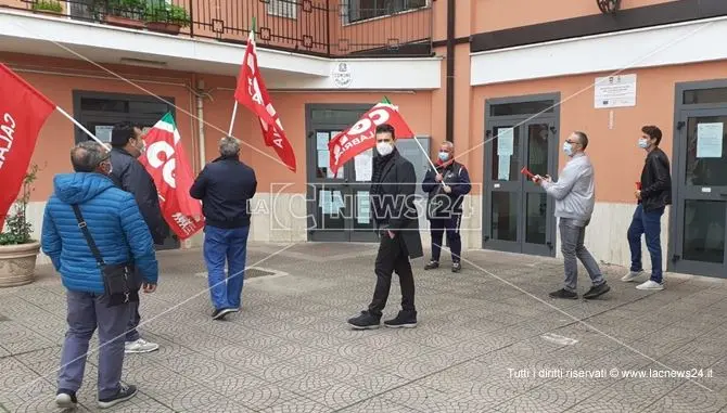 Depuratore Bisignano, protestano gli operari: «Sbattuti fuori dopo 20 anni di lavoro»