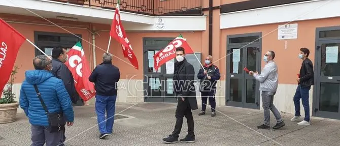 Depuratore Bisignano, protestano gli operari: «Sbattuti fuori dopo 20 anni di lavoro»