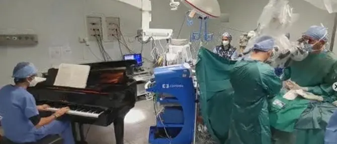 Ancona, bimbo operato di tumore: nella sala operatoria entra anche un pianoforte