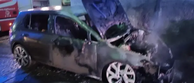 Corigliano-Rossano, altra auto in fiamme nella notte: indagini in corso