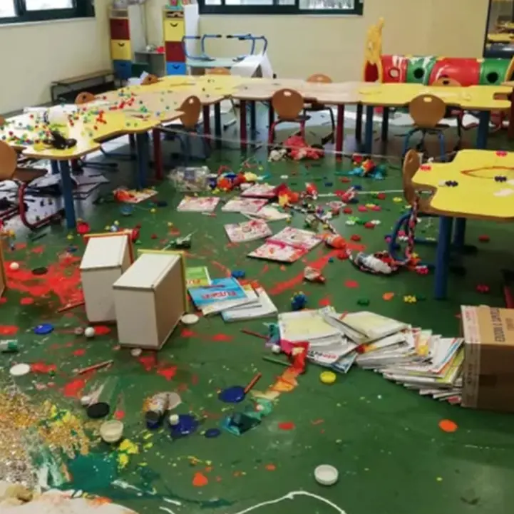 Vandali in un asilo di Reggio Calabria: interviene il ministro Azzolina