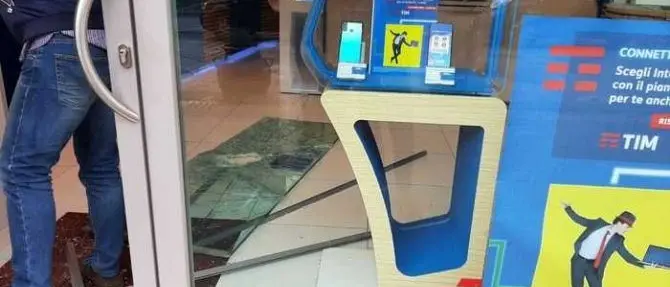 Catanzaro, rapina in pieno centro: svaligiato negozio di telefonia