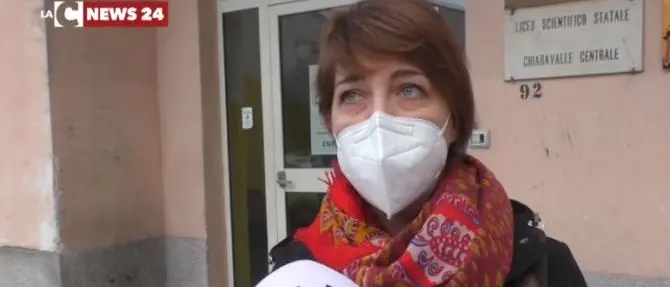 Scuole chiuse in Calabria, la protesta delle mamme: «Leso il diritto allo studio»