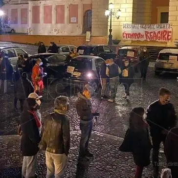 Cosenza scende in... Strada per la sanità pubblica: protesta a colpi di clacson