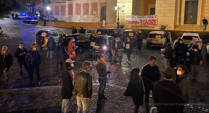 Cosenza scende in... Strada per la sanità pubblica: protesta a colpi di clacson