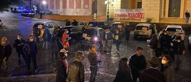 Cosenza scende in... Strada per la sanità pubblica: protesta a colpi di clacson