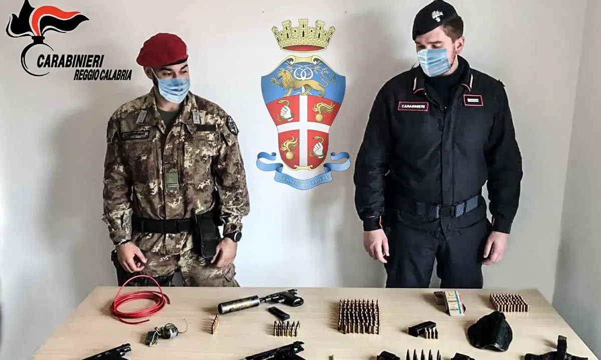 Arsenale in un terreno demaniale, sequestro dei carabinieri nel Reggino