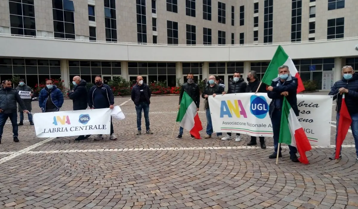 Fondi sostegno attività produttive, 300 ambulanti protestano davanti alla Regione Calabria