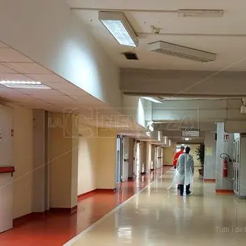 Reparto covid a Lamezia, lo sfogo dei medici: «Personale impreparato. Rischiamo contagi»