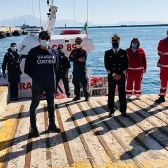 Napoli, mancano le bombole d’ossigeno per i malati Covid: le donano i sub