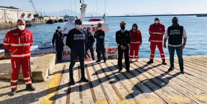 Napoli, mancano le bombole d’ossigeno per i malati Covid: le donano i sub