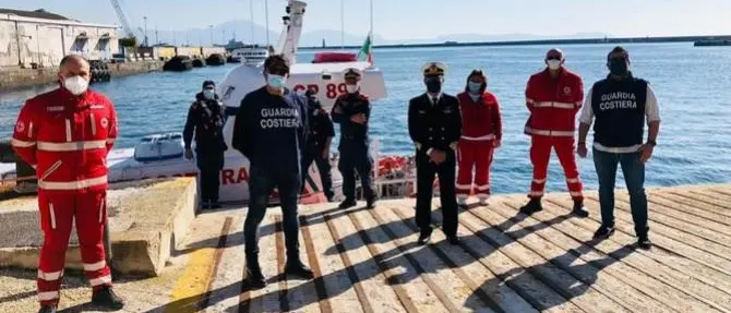 Napoli, mancano le bombole d’ossigeno per i malati Covid: le donano i sub