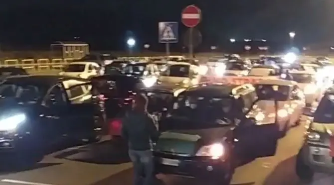 Sanità Calabria, nuovo drive-in di protesta alla Cittadella regionale: video