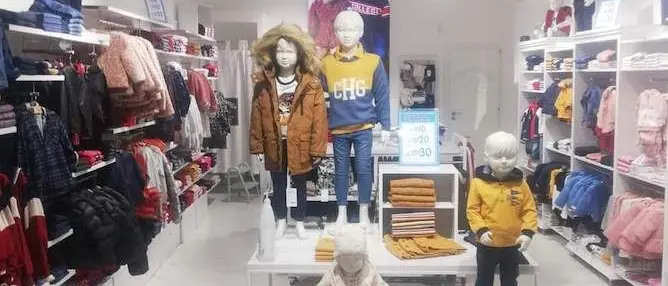 Negozi per bambini aperti ma senza clienti, i titolari: «Rischiamo la chiusura»