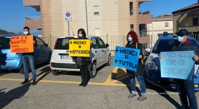 Corigliano, proteste all’ospedale: «Polo Covid sia separato da altri reparti»