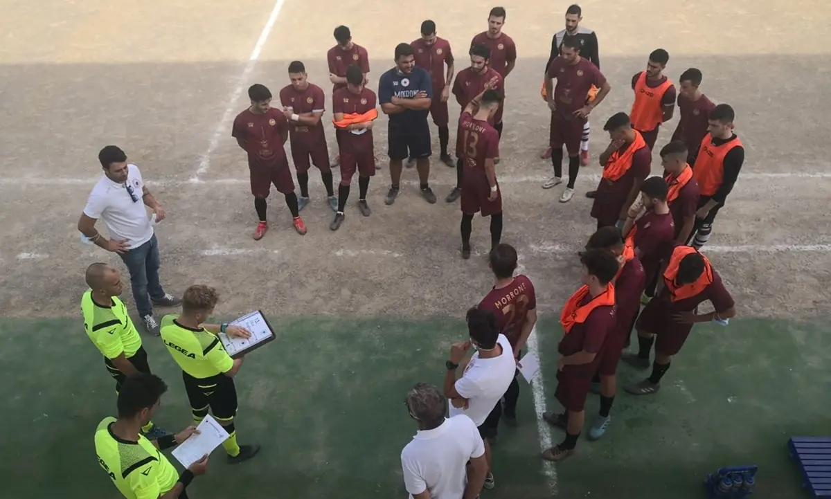 Calcio, anche per gli arbitri lo stop forzato dopo un buon avvio