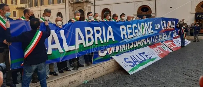 “Calabria regione non colonia”, centinaia di sindaci a Roma per la sanità