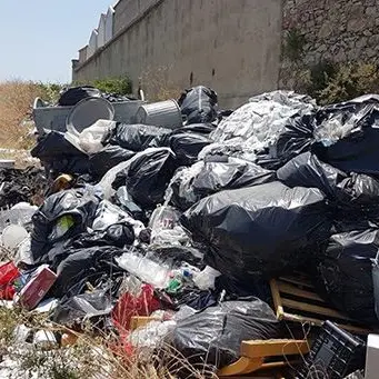 Rifiuti abbandonati, sequestrato terreno agricolo a Rota Greca