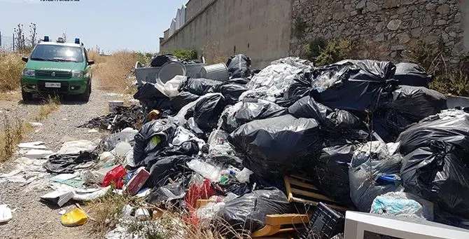 Rifiuti abbandonati, sequestrato terreno agricolo a Rota Greca