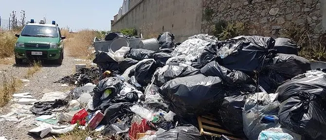 Rifiuti abbandonati, sequestrato terreno agricolo a Rota Greca