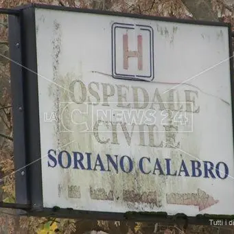 Ospedale Soriano, la denuncia dei sindaci: «Malati in tenda e i vecchi presidi muoiono»