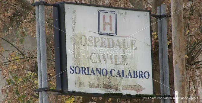 Ospedale Soriano, la denuncia dei sindaci: «Malati in tenda e i vecchi presidi muoiono»