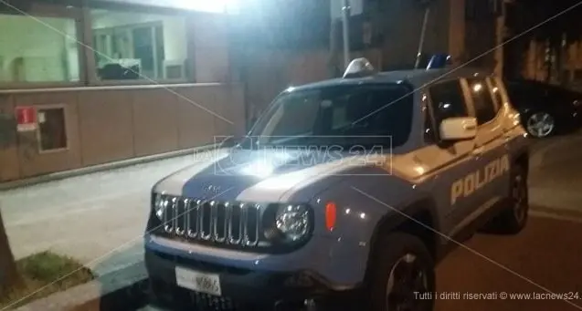 Cosenza, pistola con matricola abrasa: due misure cautelari grazie all’intervento della Squadra Volante\n