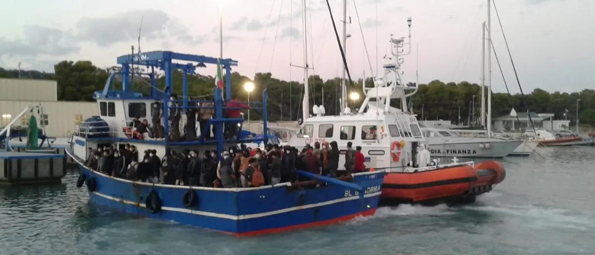 Coronavirus, positivi 93 migranti sui 177 dell'ultimo sbarco a Roccella
